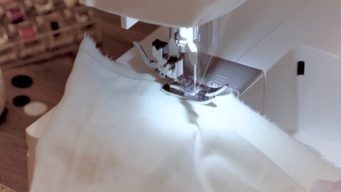 电动缝纫机上裁缝衣服的特写。4k夹子