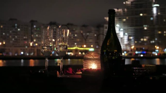夜城背景上的香槟杯