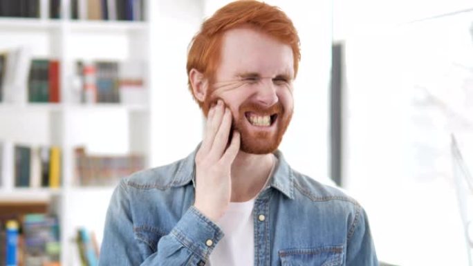 牙痛，牙齿感染的休闲红发男人