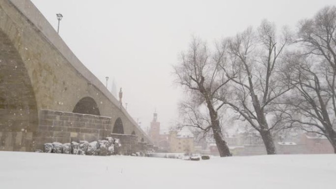 冬季降雪期间雷根斯堡多瑙河上著名的石桥