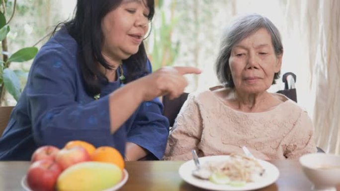 厌倦食物的亚洲高级女性。