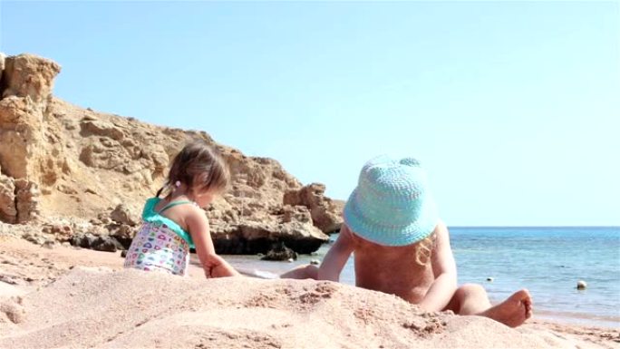 孩子们在红海的海滩上玩耍。埃及。