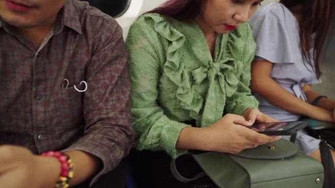 青少年在公共地下火车上使用手机