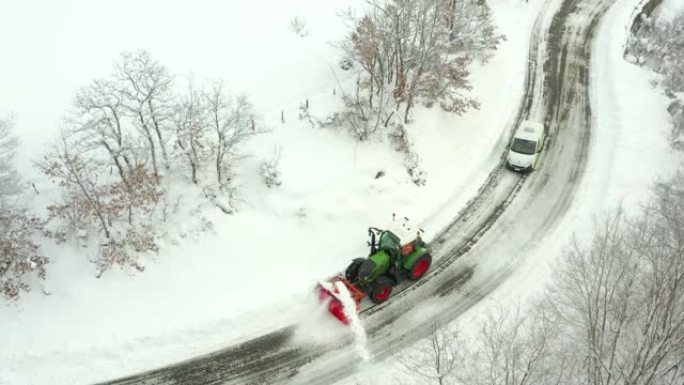 大雪过后，吹雪机从山区道路上除雪