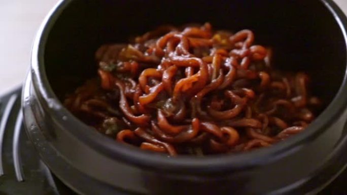 韩国黑色意大利面或速食面配烤茶绒豆酱 (chapagetti) -韩国美食风格