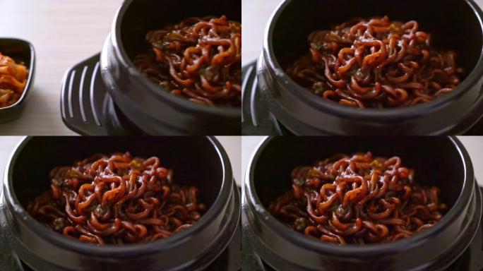 韩国黑色意大利面或速食面配烤茶绒豆酱 (chapagetti) -韩国美食风格