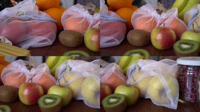 可重复使用的网状产品袋与新鲜水果和蔬菜。生态友好: 天然、可持续、有机、可生物降解、可回收、零废物