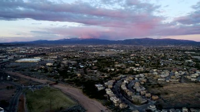 朝着新墨西哥州圣达菲的粉红色日落前进，靠近Sangre De Cristo山脉