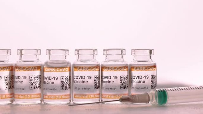 低温聚苯乙烯泡沫塑料包装，顶部有一组低温新型冠状病毒肺炎疫苗小瓶。标记SARS-CoV-2反对冠状病