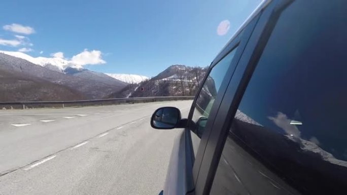 汽车在山上行驶。相机拍摄窗户，道路，山脉，天空。索契山蛇形罗莎·库托。蜿蜒的轨道。在路上转弯。机器的
