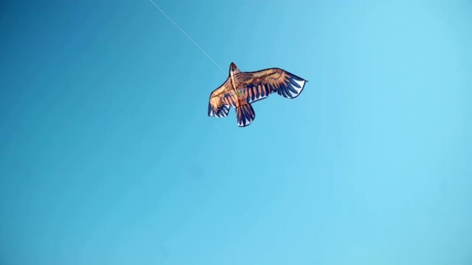 有云的蓝天上放飞风筝。自由和暑假概念