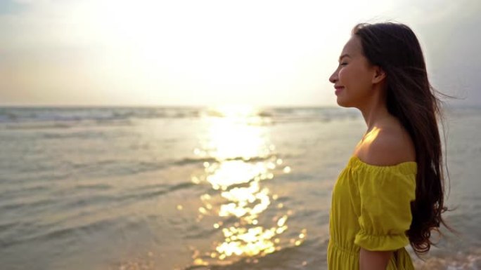 美丽的女人在日落时在海滩海洋周围放松，休闲旅游和度假