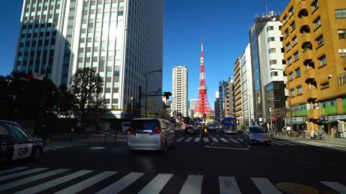 蓝天的东京铁塔。东京城市天际线和城市景观