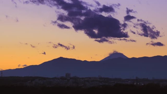 从横滨近郊看黄昏的天空和山脉