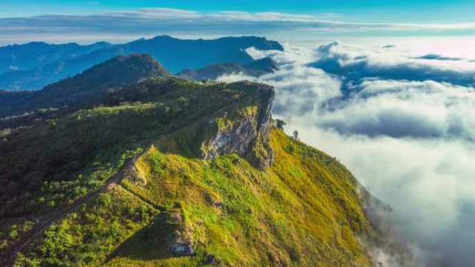 位于泰国清莱的Phu Chi Fa的日出和薄雾山。富芝法是泰国和老挝的天然边界