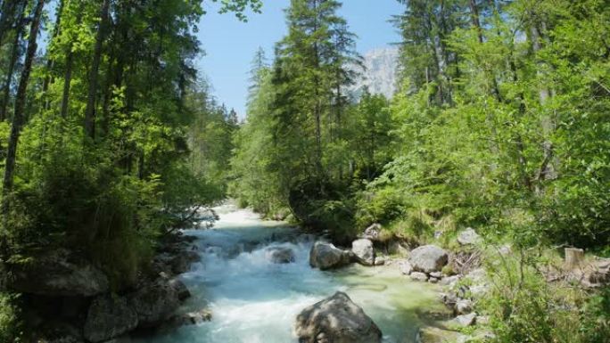 巴伐利亚山区美丽的小溪