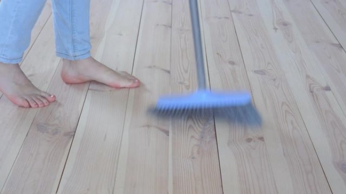 环保地板-女人扫木地板