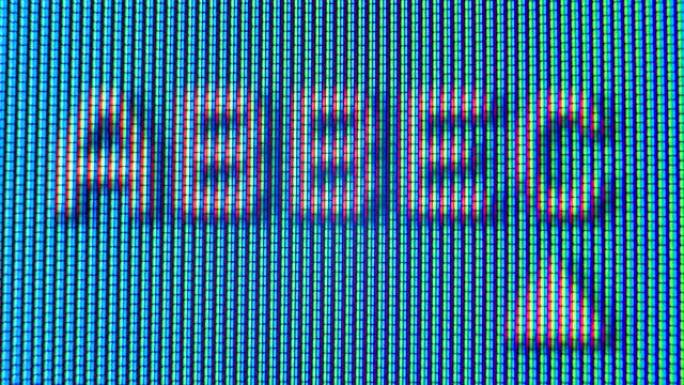 老式模拟电视屏幕上的像素越来越近。红、蓝、绿点在屏幕上创建图像。模拟复古电视设置菜单在极端近距离