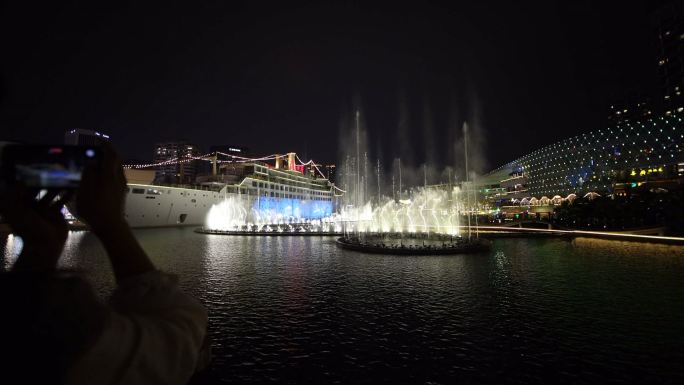 深圳蛇口夜景 音乐喷泉游客手机拍照