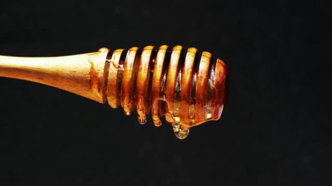 蜂蜜铲斗棒上的蜂蜜滴