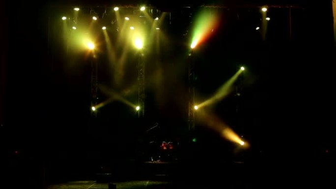 音乐会上有烟的舞台灯。展示背景。舞台灯光和烟雾。