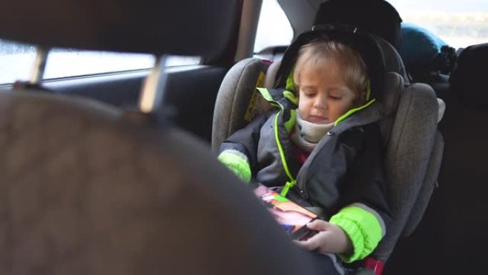 小孩子在高靠背助力汽车座椅上系好安全带。儿童安全。