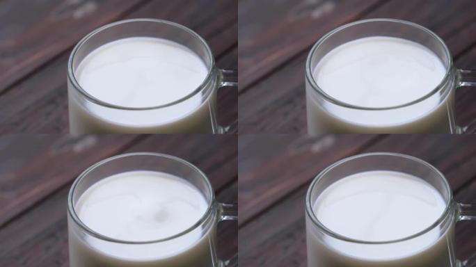 透明玻璃杯中的牛奶。特写。日记产品