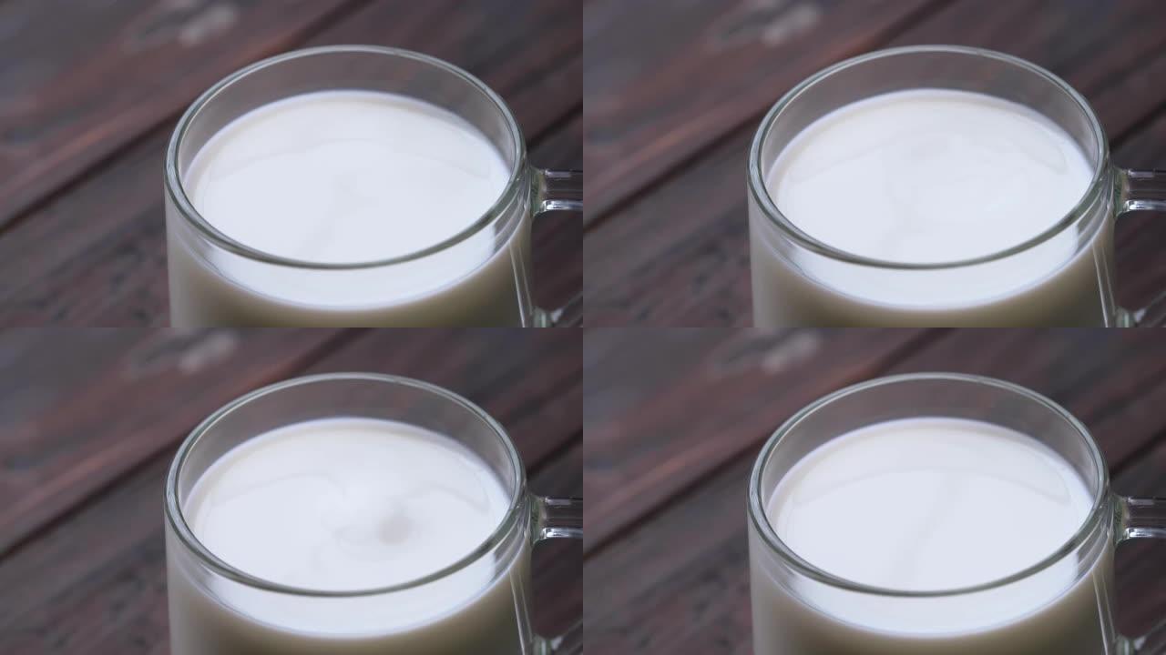 透明玻璃杯中的牛奶。特写。日记产品