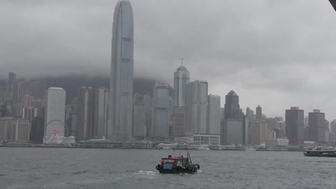 雨天维多利亚港和香港岛天际线的慢动作。