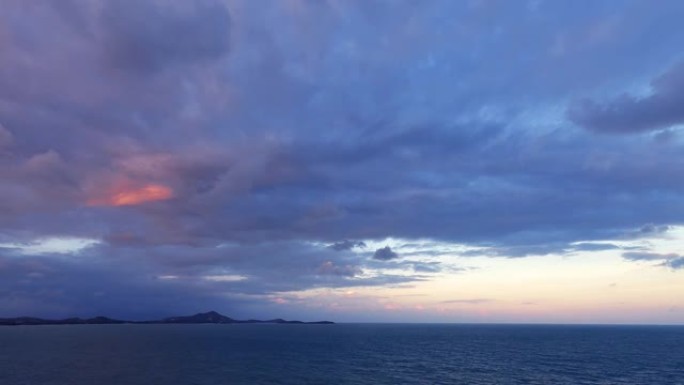 青色蓝色海面上美丽的黄昏黄昏日落天空上的彩色柔和橙红色紫色粉色云