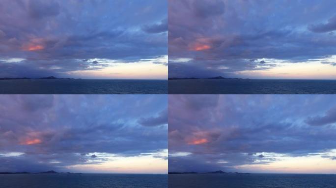 青色蓝色海面上美丽的黄昏黄昏日落天空上的彩色柔和橙红色紫色粉色云