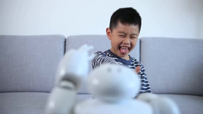 聪明的男孩做鬼脸赞美机器人