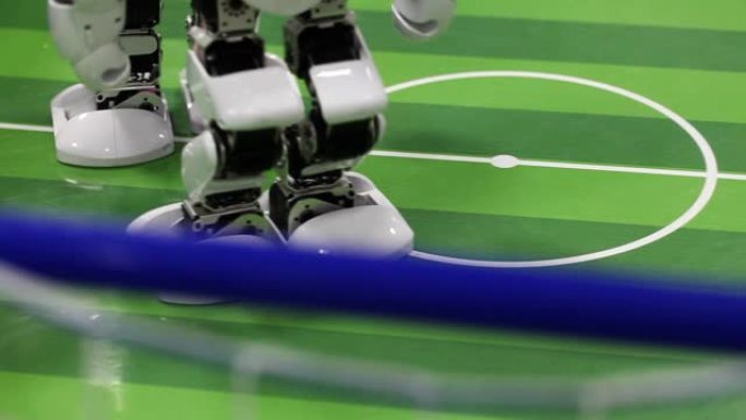 在足球场上热身的智能人形机器人脚的特写