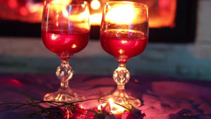 两杯红酒靠近壁炉，背景中闪烁的灯笼，情人节