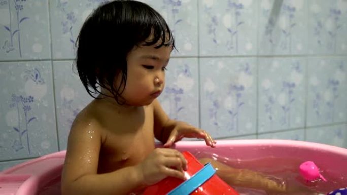 亚洲小女孩在浴室洗澡