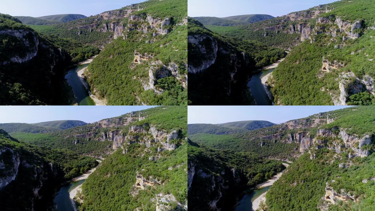在蓝天下的法国阿尔德什峡谷中的鸟瞰图。