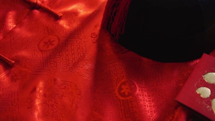 木色背景上的旗袍、礼帽和中国红包