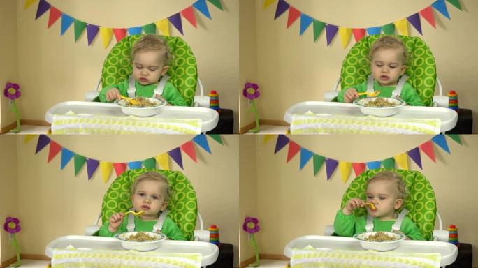 一岁的宝宝吃粥的时候脸都脏了。