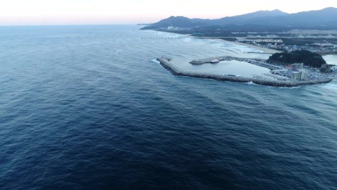 安莫克海滩海岸的日落和大海