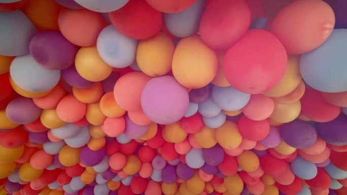 在儿童聚会上用彩色气球制成的屋顶