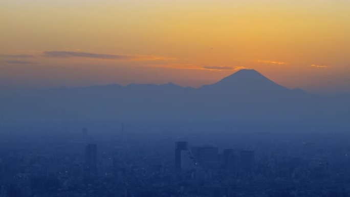 城市建筑和富士山在黄昏