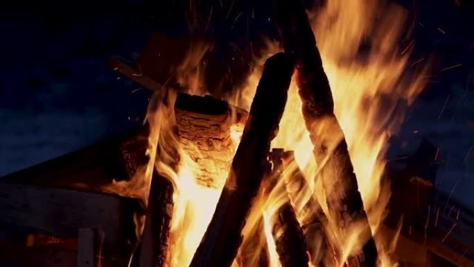 晚上和燃烧的火。篝火。黑色背景上燃烧的火焰特写，燃烧的木头的寂静和crack啪声。