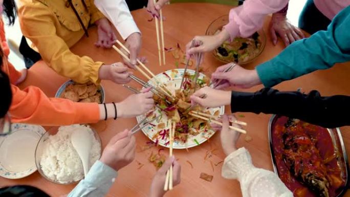 亚洲华人家庭庆祝农历新年传统菜肴生鱼 “楼桑” 繁荣，财富和健康