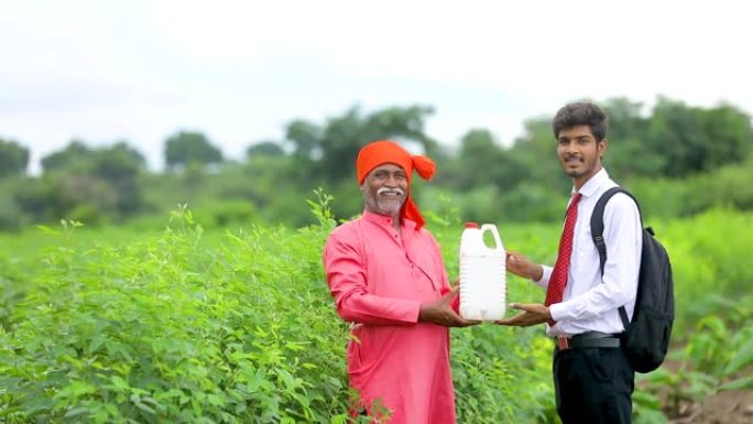 印度农学家向农民介绍新产品