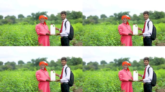 印度农学家向农民介绍新产品