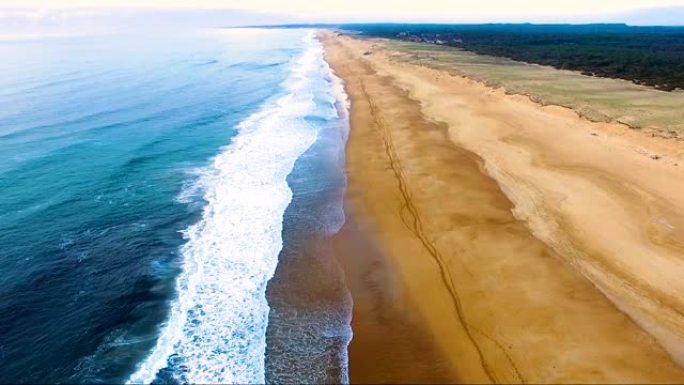 法国南部金色长滩的侧面鸟瞰图。白浪在沙滩上来来去去。