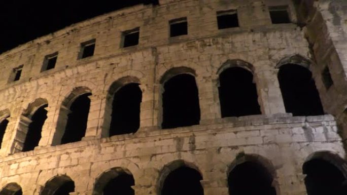 克罗地亚罗马圆形剧场普拉竞技场在夜间照明