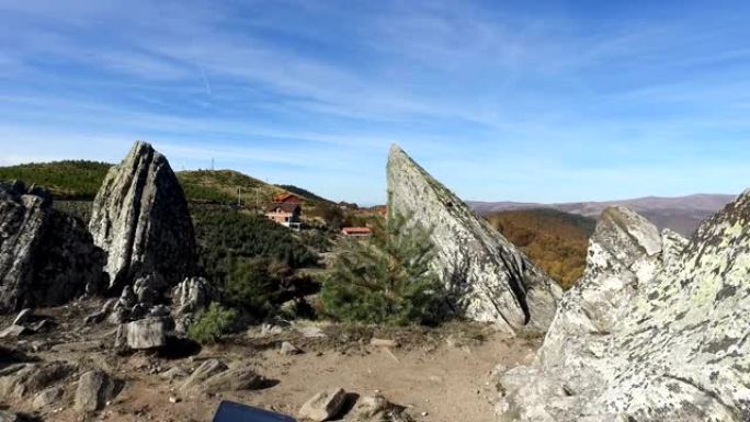 hikker在具有天然岩层的山区岩石路径中进行GPS信号搜索
