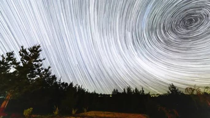 在夜空中移动的星星使它在绕天赤道转时保持跟踪。令人惊叹的星空夜景，可以在田园诗般的风景中看到天空中的