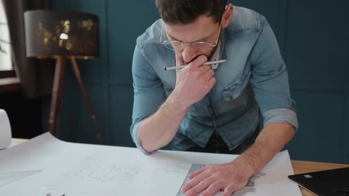 使用特殊工具和铅笔制作蓝图的建筑师，特写。男建筑师在工作，只有用尺子和铅笔的手。房子的设计。工程师。